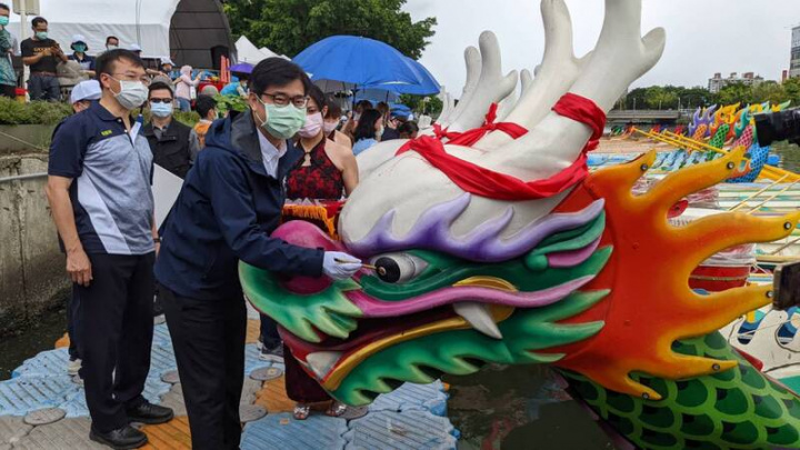 高雄市長陳其邁（前左2）26日出席龍舟點睛開光祈福儀式，祈求風調雨順，並宣告愛河端午龍舟嘉年華正式展開。