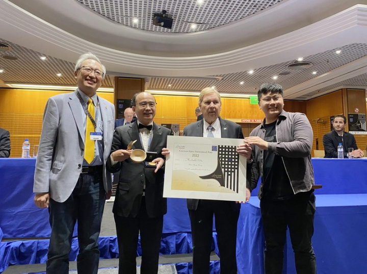 巴黎發明展主席多瑞頒發甘蔗渣餐具發明金牌，由徐捷中（右）、賴作松（左2）代領。駐法國代表吳志中（左）獲邀擔任座上嘉賓。