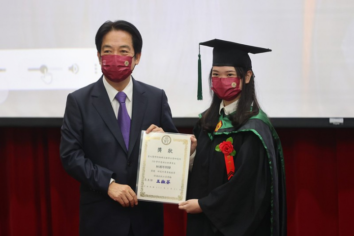 副總統親頒傑出系友及優秀畢業生獎項給得獎同學