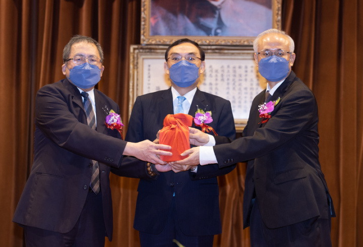 法務部20日舉行「卸、新任高階主管暨所屬檢察、廉政機關首長聯合交接及宣誓典禮」，在法務部長蔡清祥（中）監交下，新任台灣高等檢察署檢察長張斗輝（右）接下印信。