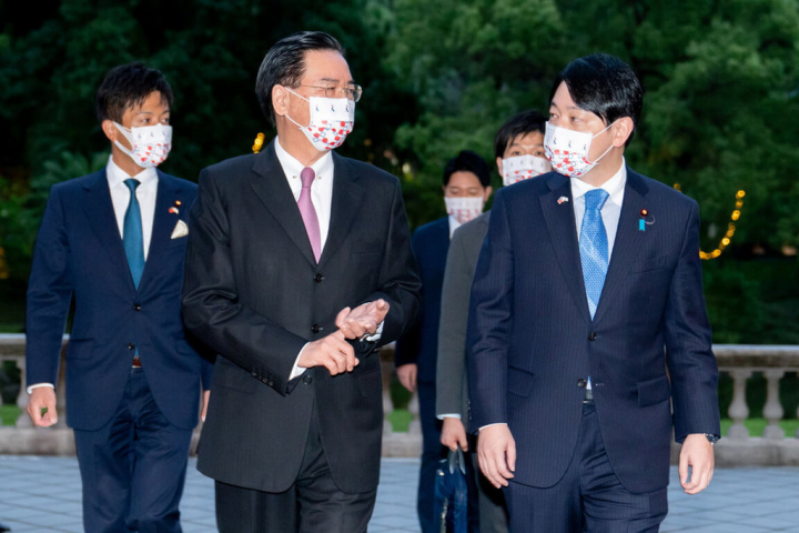 外交部長吳釗燮（前左）向日本自民黨青年局長小倉將信（前右）簡介台北賓館。（外交部提供）