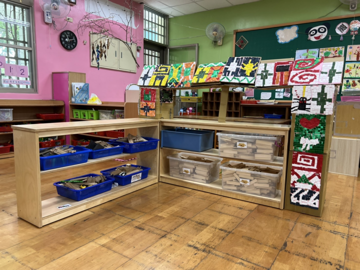 屏東縣民生國小附幼開放式的矮櫃，讓櫃子既能放置教具，也能當小桌子供幼兒操作教具
