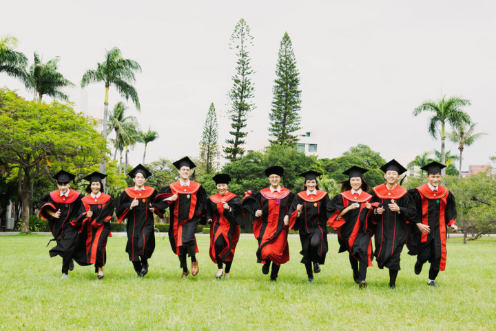 成功大學學位服重新改版，21日在畢業典禮亮相，校方認為成大正邁向百年新篇章，新版學位服將重塑成大品牌形象、引領國際化，凝聚勇氣航向未來旅程。（成功大學提供）
