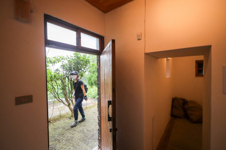 台北市市定古蹟「閻錫山故居」完成修復，紅磚屋外 牆加厚具防衛功能，可做為防空洞使用。