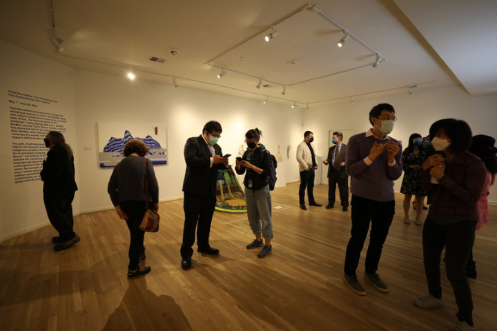 台灣原住民藝術家林介文、宜德思・盧信、張恩滿及蒂摩爾古薪舞集創作作品，5月7日起於華府希利爾藝廊展出，展期至6月26日，供民眾免費參觀。圖為5月6日展覽開幕式。