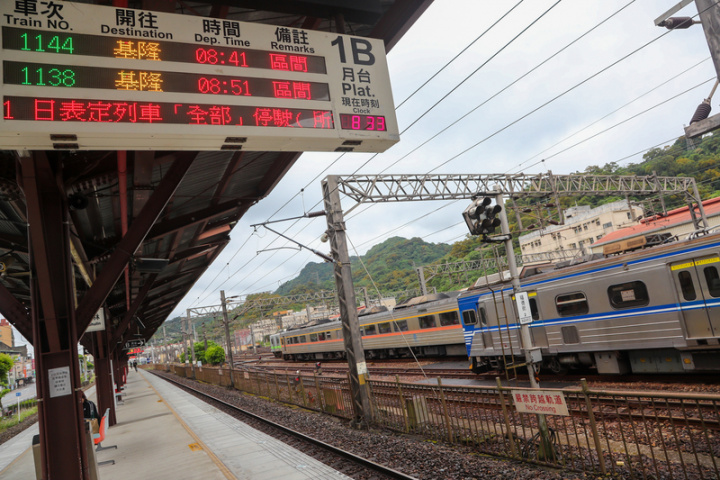 台灣鐵路工會發動會員在勞動節集體休假不加班，獲 得包括大多數駕駛在內的會員響應，1日台鐵表定的 列車全部停駛。台鐵南樹林站看板顯示停駛資訊，一 旁是停駛的車輛。