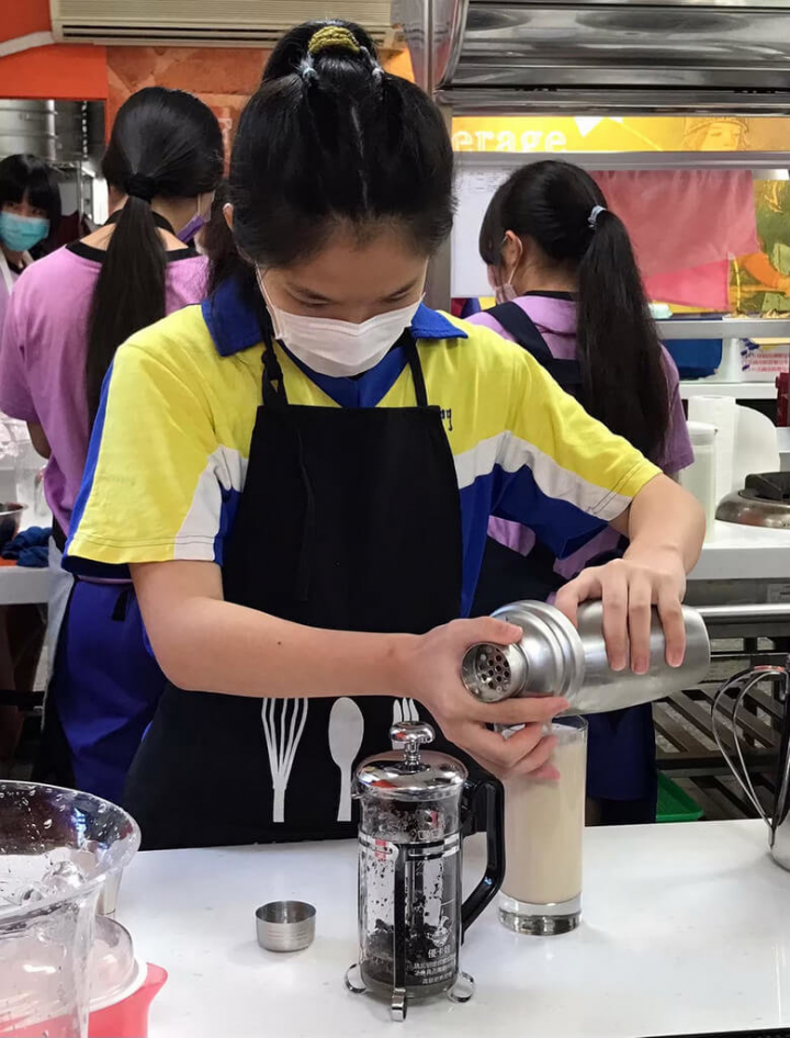 教育部全國技藝教育績優人員遴選，新北市共有33名師生獲獎，其中石門實驗國中學生簡愷葶（前）歷經長期培訓練習，在技藝競賽餐飲服務技術主題奪金。（新北市教育局提供）