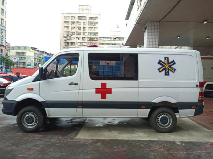 因應國軍將加入防疫勤務，消防署13日將於新北市政府消防局海山分隊舉辦第二階段實務訓練，內容將實際操作防護裝備穿脫、救護車清消及基本救命術演練等項目，包括城市型救護車（圖）也將隨同登場演練。（消防署提供）