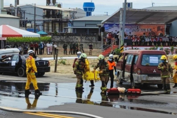 台南市111年災害防救演習10日在仁德區舉行，項目包括車禍救助及化學槽車翻覆氣體外洩、收容處所開設及防疫演練等，動員參演計有102車、1580人及空勤總隊直升機1架次。