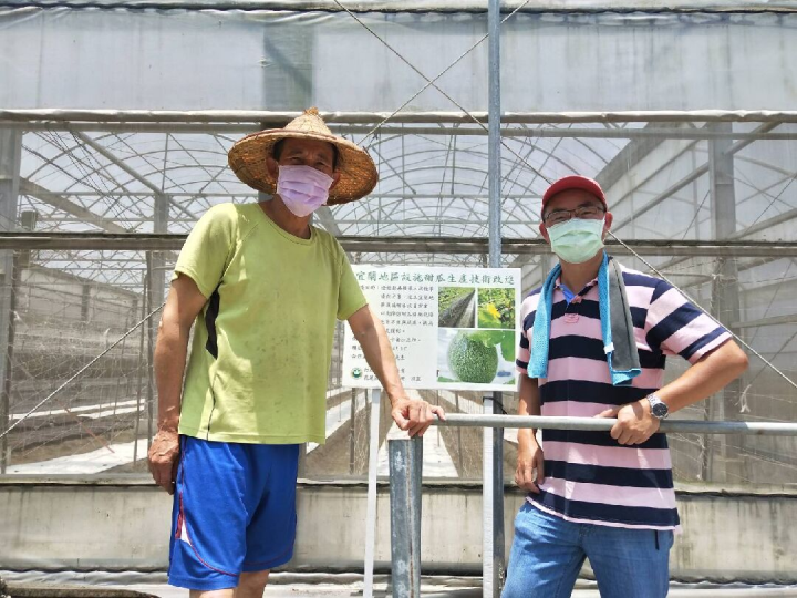 花改場說服資深瓜農官漢煤（左）試種順利生產出他生涯中第一批溫室脆質哈密瓜