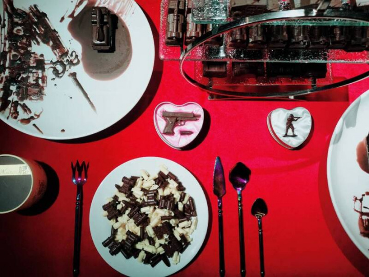 藝術家涂維政的裝置作品「情人節快樂」，利用色澤、質地如巧克力的軍事武器模型置於絨布盒子、潔白器皿上，暗喻各國間的利害關係，進一步探討「中華民國」於國際的處境。