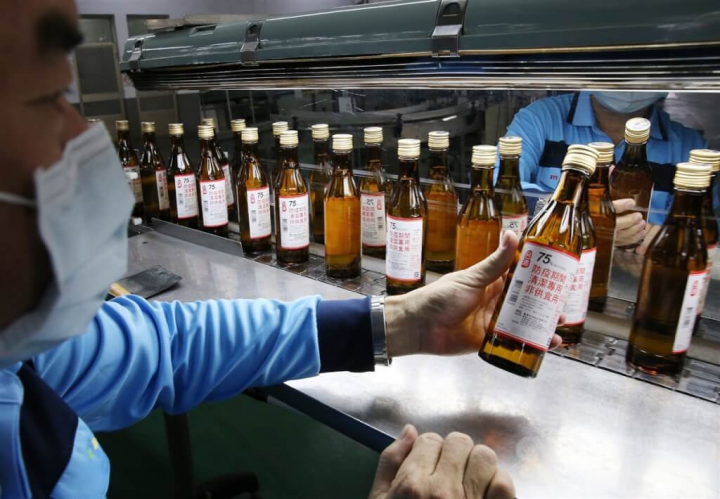 為因應防疫需求，台灣菸酒公司隆田酒廠2020年調整生產線、供應防疫需要的酒精。