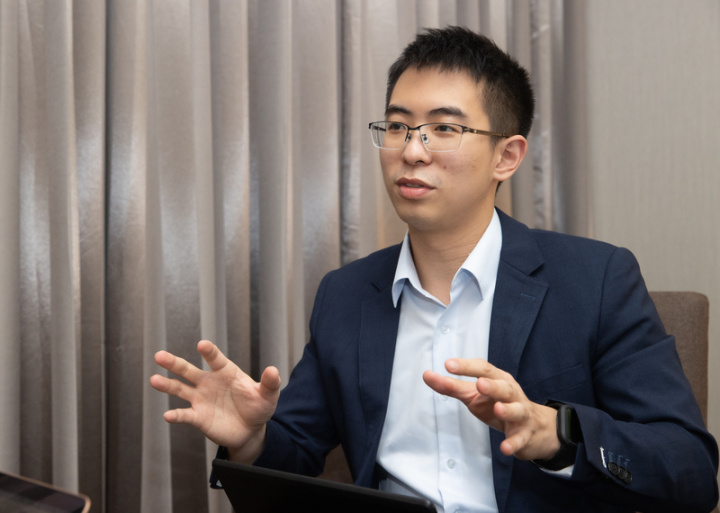 醫師楊怡強首次擔任隊醫就是隨台灣女足出征在印度舉行的亞洲盃，面對中央社記者的訪問，侃侃而談今年初協助台灣女足防疫工作那段經歷時，很難想像他在那之前並無相關隊醫經歷。