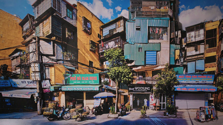 在歷史政權轉變及近代社會發展下，昇龍皇城、老城區古街、寺廟、中南半島風格、集合式住宅、老虎籠等建築，交錯矗立於現代河內街頭，呈現「融混」的城市風貌。（公視提供）
