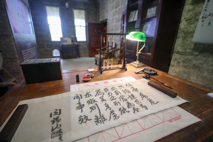 台北市市定古蹟「閻錫山故居」完成修復，仿山西窯 洞式的石造屋「種能洞」，是已故將軍「山西王」閻 錫山晚年生活空間，書房展示閻錫山的書法作品。