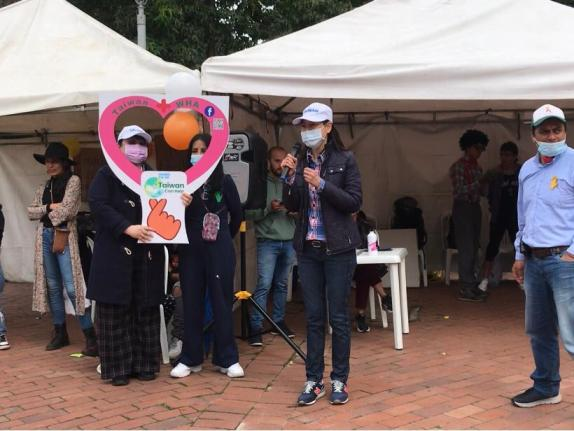 桂代表應邀向現場參與市民家庭日園遊會的民眾說明臺灣爭取參與國際組織的訴求。
