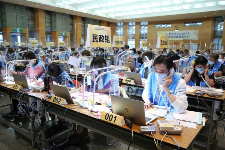 A call center set up in New Taipei to answer COVID-19 related questions and check with people in quarantine. File photo courtesy of New Taipei city government