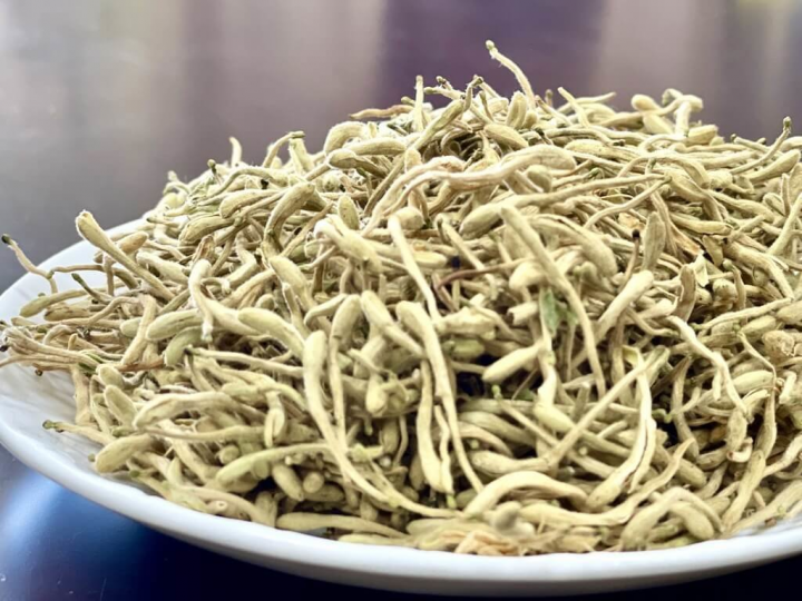 高雄醫學大學研究團隊發現中藥材「金銀花」能增強抵抗力，對抗COVID-19（2019冠狀病毒疾病），以及登革熱、腸病毒也有效。（高雄醫學大學提供）