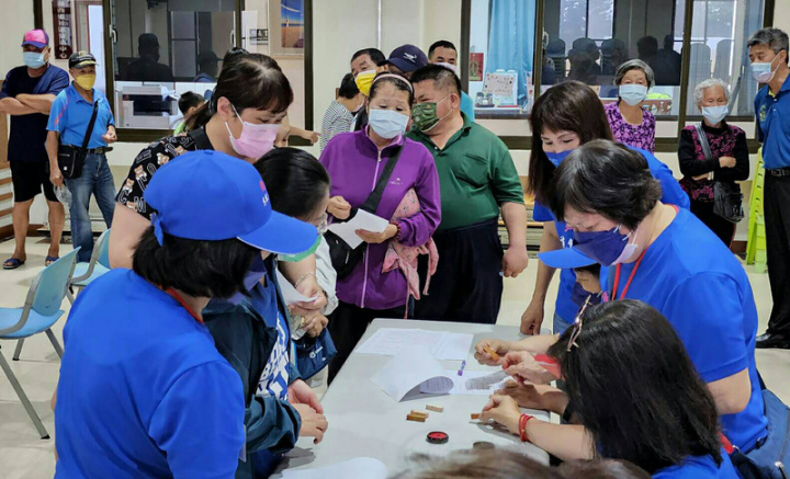 高雄市愛之船慈善會慈航澎湖慰助活動今年適逢40週年，12日起一連3天深入澎湖偏鄉離島慰助，發放助學金和民生與防疫物品等。