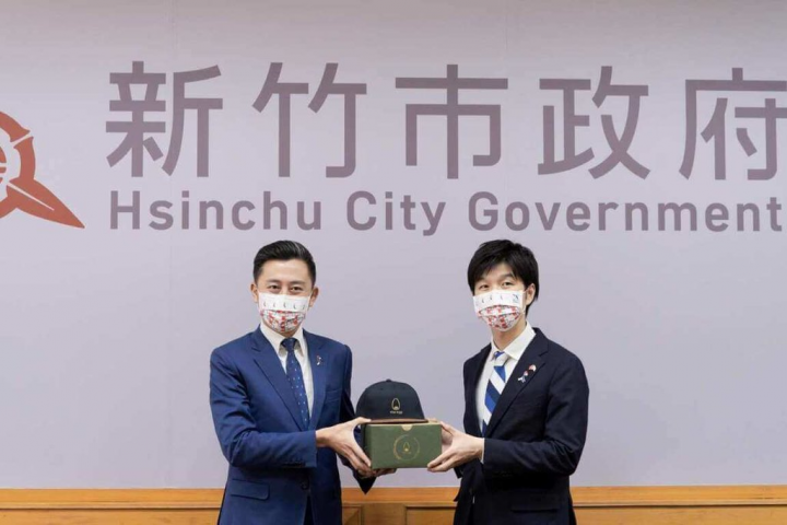 新竹市長林智堅（左）6日在市府會晤日本眾議員鈴木憲和（右）等人，並致贈紀念品。（新竹市政府提供）