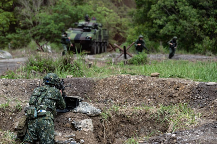 「步兵營戰備任務訓練」實施灘岸戰鬥課目，以實兵對抗方式進行演練