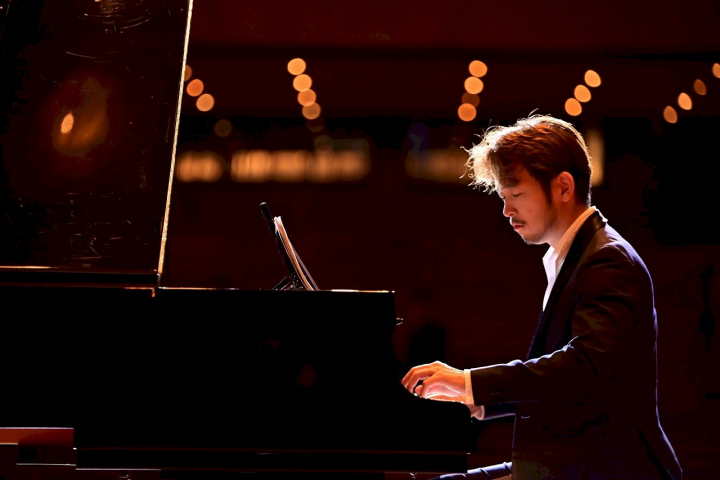 鋼琴家嚴俊傑6月4日「一日三情」音樂會，要在一日內，從早、中、晚，以九首鋼琴名作詮釋莫札特、貝多芬與海頓的「師生情」、布拉姆斯與舒曼夫婦的「愛情」，以及舒曼和李斯特的「友情」。(攝影 鄭義鐘／嚴俊傑提供)