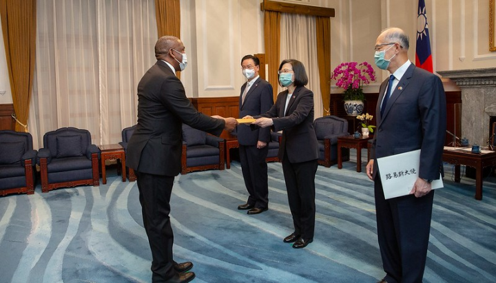 Taiwan President Tsai Ing-wen (second right) receives the credentials of new Ambassador Extraordinary and Plenipotentiary of Saint Lucia to Taiwan Robert Kennedy Lewis (left). Photo taken from Taiwan's Presidential Office website