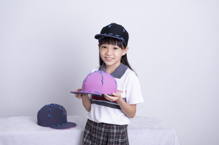 台中市大里區內新國小的四年級學生葉倖綺發明「軟性帽體結構」，利用PU或EVA等軟性材料為帽體，縫製防撞帽，拿下2022日本東京創新天才國際發明展金牌。（中華創新發明學會提供）