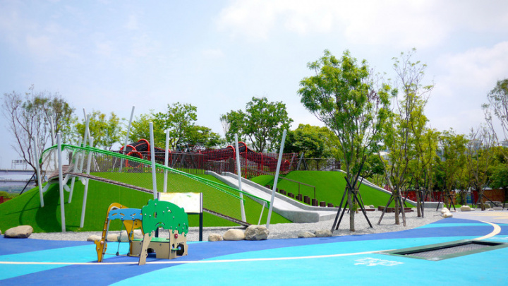 位於新店溪旁的新北市陽光運動公園遊戲場民國110 年進行設施改善工程，如今即將完工，預計6月以全新面貌登場，除保留原本的沙坑區外，另增設大型彈跳床、磨石子溜滑梯、跳樁及平衡木，鞦韆也升級為多款形式。 （新北市高灘處提供）