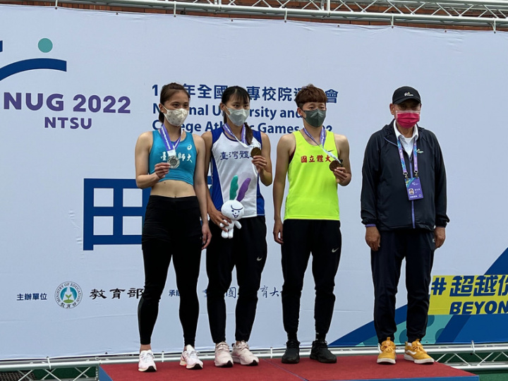 111年全國大專校院運動會在國立體大舉行，台灣體大跨欄好手林曉慧（左2）9日在公開女生組100公尺跨欄決賽以13秒58摘下全大運生涯首金。