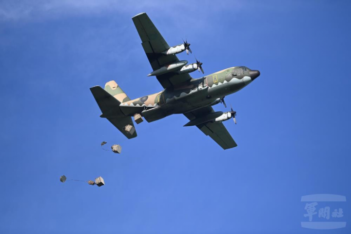 空軍第六聯隊C-130運輸機空投物資至指定著陸區。（陸軍第10軍團提供）