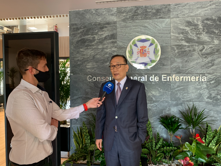 劉大使接受「西國護理學會」所屬電視台專訪