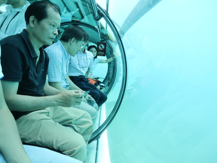 越南3月中旬全面開放國際旅遊，越南度假村業者Vinpearl盼旅客能盡快回流，於4月底推出透明觀光潛水艇，旅客置身其中能360度無死角欣賞海底風光。