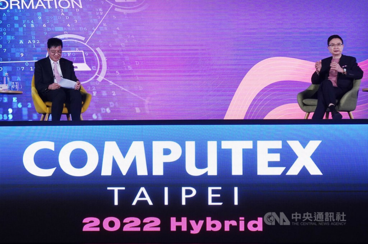Taiwan External Trade Development Council Chairman James Huang (黃志芳, right) speaks at the launch press conference of COMPUTEX 2022 on Monday. May 23, 2022