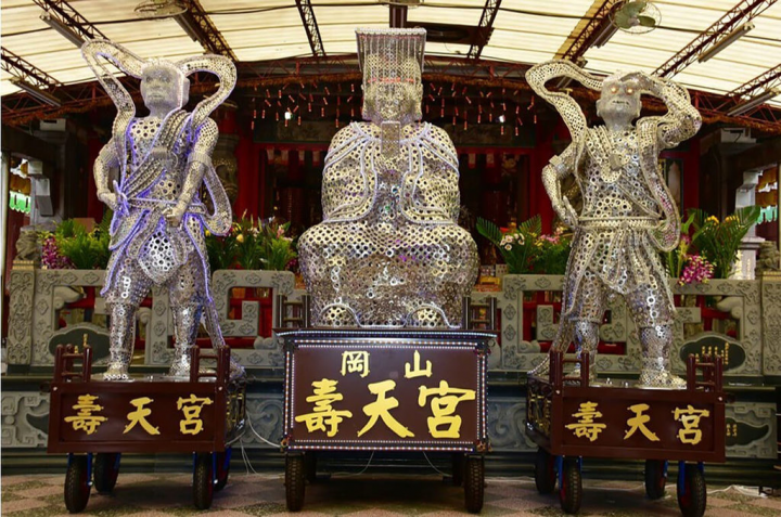 高雄岡山壽天宮廟方呼應在地產業，邀請高雄師範大學指導，歷時6個月，以2萬5000個螺絲墊片、1萬3000個螺帽打造出全球獨一無二的「螺絲媽祖」。（高雄市政府提供）