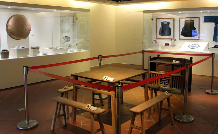 新北市三峽區客家文化園區推出「見古說今－園區典藏文物展」，陳列民國93年設置園區前購置典藏的文物，類型多元，包括生活器物、宗教信仰與儀式禮俗、音樂戲劇、傳統服飾等。（新北市客家局提供）