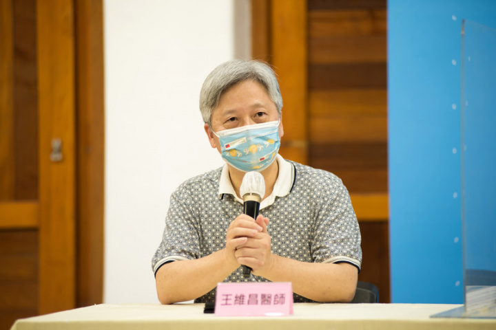 宜蘭縣政府22日在線上疫情記者會邀請4月初確診的醫師、前宜蘭縣醫師公會理事長王維昌（圖）以過來人身分說明染疫歷程，並提醒大家目前染疫者多是輕症，只要做好健康監測就不用太過驚慌。（宜蘭縣政府提供）