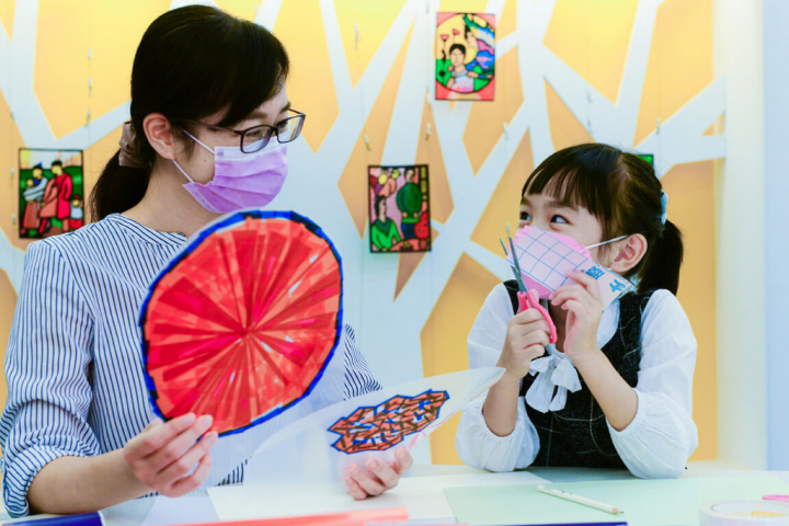 奇美博物館配合30週年慶，以館藏人氣畫作「豐收」為主題，在7、8月推出兒童夏令營活動，提供藝術體驗並培養兒童藝術鑑賞能力。（奇美博物館提供）