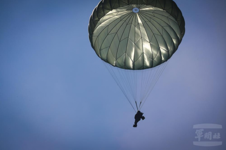 陸軍航特部空訓中心基本跳傘訓練班執行跳傘訓練。（軍聞社記者林澤廷攝）