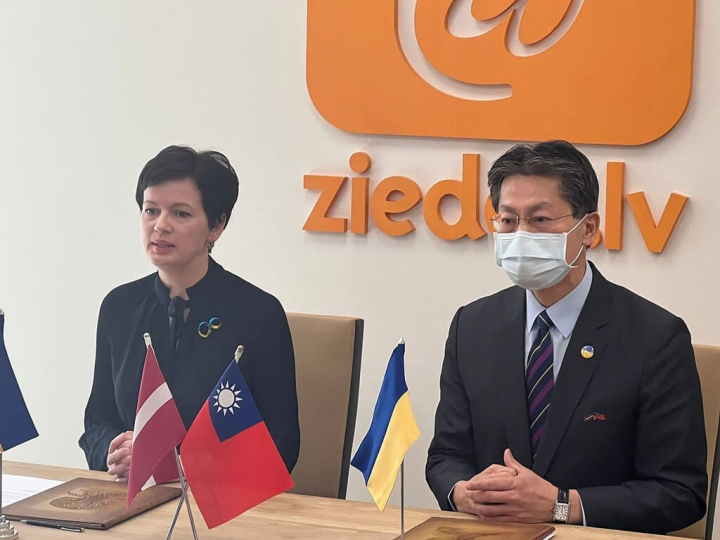 Rūta Dimanta (left), founder and chair of Ziedot, and Taiwan's representative to Latvia Andrew Lee. Photo courtesy of Taiwan's representative office in Latvia