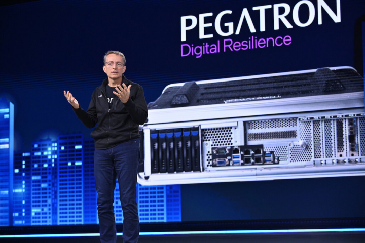 美商晶片大廠英特爾執行長基辛格（Pat Gelsinger）在10日晚間於美國舉辦的首屆Intel Vision活動中，展示與台灣代工廠和碩合作打造的行動5G無線訊號基地台。（英特爾提供）