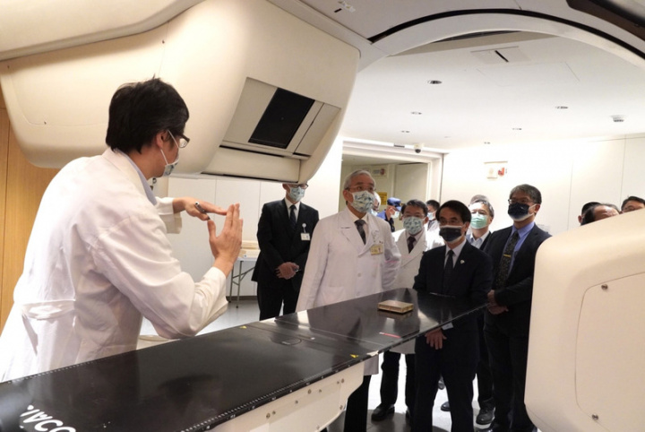 未來台北榮民總醫院重粒子癌症治療中心將利用治療 空檔，協助進行太空元件重粒子輻射驗測，圖為治療 室內進行驗測狀態模擬。 （太空中心提供）
