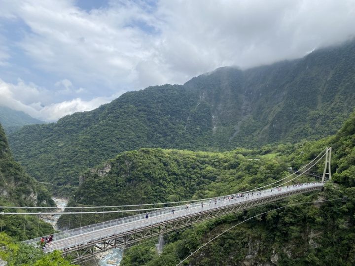 太魯閣國家公園內的「山月吊橋」，經與原民會議研商決議改名為「布洛灣吊橋」。