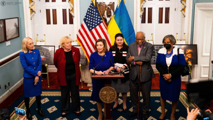 美國聯邦眾議院議長裴洛西（前左3）4月30日造訪烏克蘭首都基輔，並與烏國總統澤倫斯基會面。（圖取自twitter.com/SpeakerPelosi）