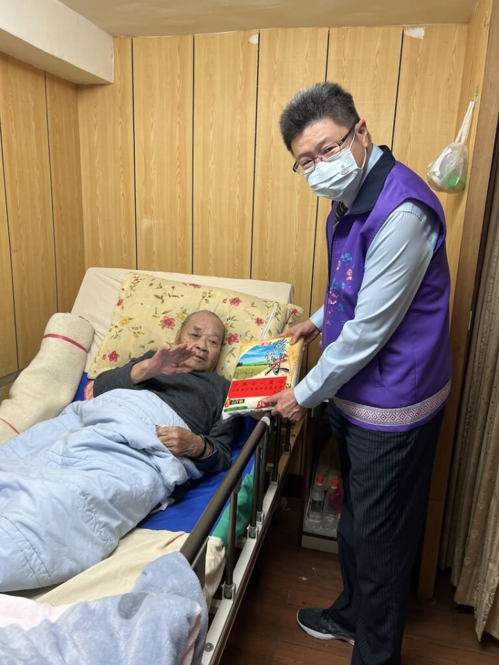 中橫公路在62年前的5月9日通車，當年動員1萬多名榮民參與築路工程，如今大多已凋零，花蓮僅存1名高齡97歲的王尚勤爺爺（左），花蓮縣榮民服務處長羅馬可（右）前往探視，也特別向所有築路英雄們致敬。（花蓮縣榮服處提供）