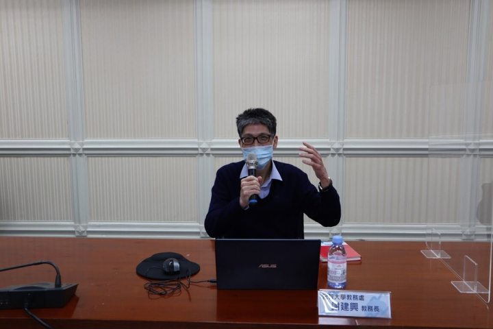 元智大學舉行大學招生專業化發展計畫視訊會議，由教務長謝建興（圖）向各系說明111學年度申請入學線上書審系統和模擬書面審查作業，協助各系熟悉新制。（元智大學提供）