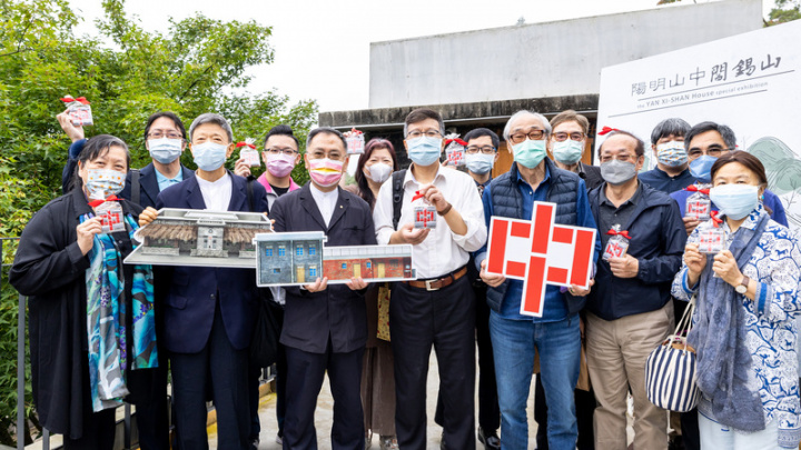 前行政院長閻錫山卸任後隱居於陽明山，率部屬自建「種能洞」及「紅磚屋」為故居，經修復，23日重新開放。台北市副市長蔡炳坤（前左3）致詞時說，花了許多時間與金錢才達到修舊如舊，非常值得。