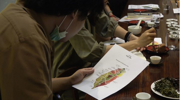 泰國人猜也彭（Chaiyaporn Chuchanan）在曼谷開班授課，教導泰國人關於台灣茶的知識，學員在課堂上看著台灣茶分佈的地圖。