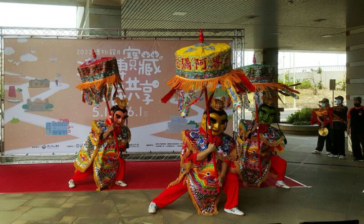 澎湖縣政府文化局「澎博寶藏，嶼民共享」系列活動7日舉行啟動儀式，電音三太子踏涼傘開場表演。