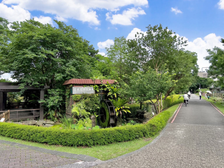 台灣大學2021年開始嘗試在農場作物標本園復育螢火蟲，校友捐贈復育經費，台北市動物園捐贈1200隻黃緣螢幼蟲，經過一段時間的生態圈營造，近期復育成功。圖為農場作物標本園周遭日景。（台大提供）